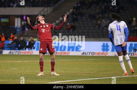 Berlin, Deutschland. 20th Jan, 2022. firo : 01/23/2022, Fuvuball, 1.Bundesliga, Saison 2021/2022, Hertha BSC Berlin - FC Bayern Mvºnchen Thomas MvúLLER, Bayern, Jubel, Enttäuschung Dedryck Boyata, Hertha Credit: dpa/Alamy Live News Stockfoto