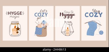 Gemütliche Karten Hygge Thema. Illustrationen mit Kerzen in Kerzenständern, Stricken und Wollkugeln. Vektor-Poster in flacher Form mit niedlichen Schriftzügen Stock Vektor