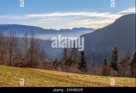 Alpine Landschaft rund um ein Dorf namens St. Felix in Südtirol im Winter Stockfoto