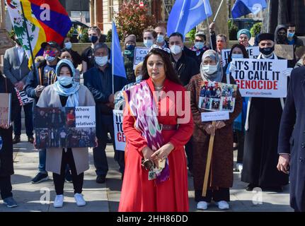 Der konservative Abgeordnete Nusrat Ghani bei einer pro-uigurischen Protestveranstaltung auf dem Parliament Square in London, Großbritannien. 22. April 2021. Stockfoto