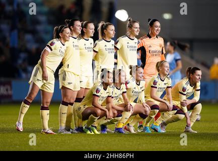 Arsenals (von links nach rechts, von oben nach unten) Katie McCabe, Lotte Wubben-Moy, Frida Maanum, Leah Williamson, Vivianne Miedema, Torhüterin Manuela Zinsberger, Nikita Parris, Jordan Nobbs, Kim Little, Betg Mead und Noelle Martiz vor dem Spiel der Barclays FA Women's Super League im Manchester City Academy Stadium, Manchester. Bilddatum: Sonntag, 23. Januar 2022. Stockfoto