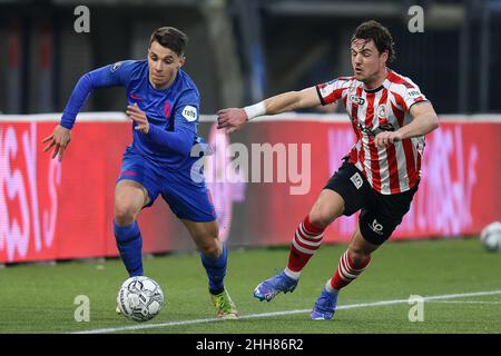 ROTTERDAM, NIEDERLANDE - 23. JANUAR: Adrian Dalmau vom FC Utrecht und Dirk Abels von Sparta Rotterdam während des niederländischen Eredivisie-Spiels zwischen Sparta Rotterdam und FC Utrecht am 23. Januar 2022 in Het Kasteel in Rotterdam, Niederlande (Foto: Herman Dingler/Orange Picts) Stockfoto