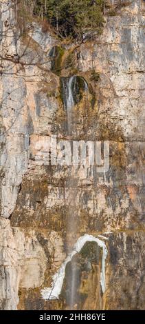 Wasserfall bei St. Felix in Südtirol zur Winterzeit Stockfoto