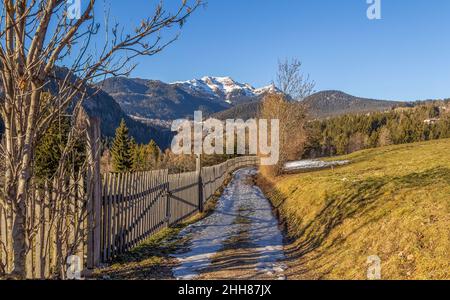 Alpine Landschaft rund um ein Dorf namens St. Felix in Südtirol im Winter Stockfoto