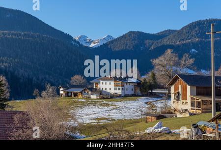 Alpine Landschaft rund um ein Dorf namens St. Felix in Südtirol im Winter Stockfoto