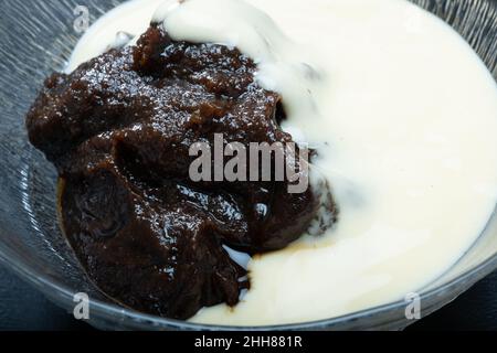 Helsinki / Finnland - 23. JANUAR 2022: Traditionelle finnische Küche - zu Ostern wird in der Regel Roggenmämmi mit frischer Creme oder Pudding gegessen. Stockfoto