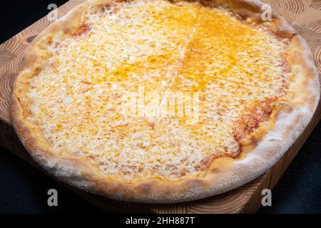 Helsinki / Finnland - 22. JANUAR 2022: Nahaufnahme der hausgemachten Margherita-Käsepizza im New Yorker Stil. Stockfoto