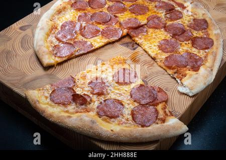 Helsinki / Finnland - 22. JANUAR 2022: Nahaufnahme der hausgemachten Double Pepperoni Pizza im New Yorker Stil. Stockfoto