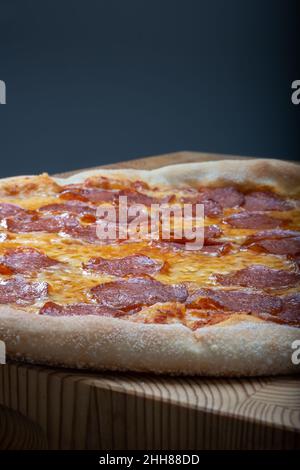 Helsinki / Finnland - 22. JANUAR 2022: Nahaufnahme der hausgemachten Double Pepperoni Pizza im New Yorker Stil. Stockfoto