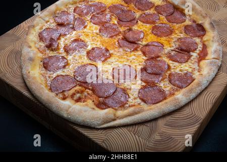 Helsinki / Finnland - 22. JANUAR 2022: Nahaufnahme der hausgemachten Double Pepperoni Pizza im New Yorker Stil. Stockfoto