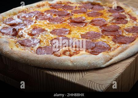 Helsinki / Finnland - 22. JANUAR 2022: Nahaufnahme der hausgemachten Double Pepperoni Pizza im New Yorker Stil. Stockfoto