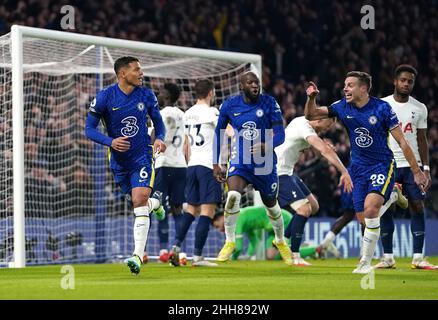 Der Chelsea-Spieler Thiago Silva (links) feiert das zweite Tor des Spiels mit den Teamkollegen Romelu Lukaku und Cesar Azpilicueta (rechts) während des Spiels der Premier League in Stamford Bridge, London. Bilddatum: Sonntag, 23. Januar 2022. Stockfoto