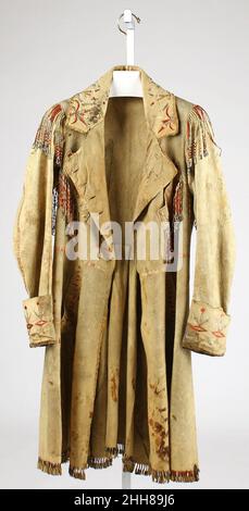 Coat 19th Century wahrscheinlich amerikanisch der "edle Wilde" ist ein Dünkel der Aufklärung, ein Beweis für die imperialistische Dialektik zwischen "zivilisierten" Europäern und den "unzivilisierten" Bewohnern der neuen und exotischen Kolonien. Eine häufige Folge der Kolonisierung war die Verschmelzung von westlicher und einheimischer Kleidung, wie man am Fransenmantel der Métis von Nordamerika sehen kann. Im Stil eines Gekitts aus dem 19. Jahrhundert geschnitten, ist es aus Buchsleder gefertigt, das mit floralen Motiven und Rundungen verziert ist. Mantel. Wahrscheinlich amerikanisch. 19th. Jahrhundert. Leder Stockfoto