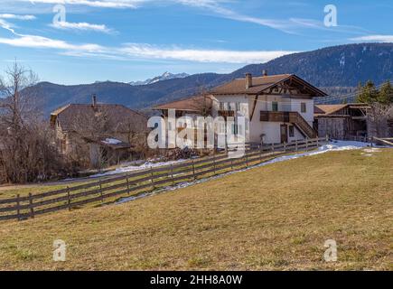 Alpine Landschaft rund um ein Dorf namens St. Felix in Südtirol im Winter Stockfoto