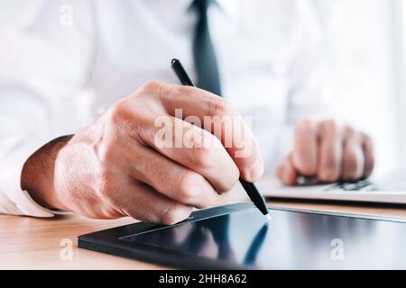 Digitale elektronische Signatur oder E-Signatur-Konzept, Nahaufnahme der männlichen Unterschriftshand mit Stift und Pad, selektiver Fokus Stockfoto