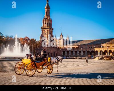 Pferdekutsche mit Touristen auf der Plaza de España in Sevilla Stockfoto