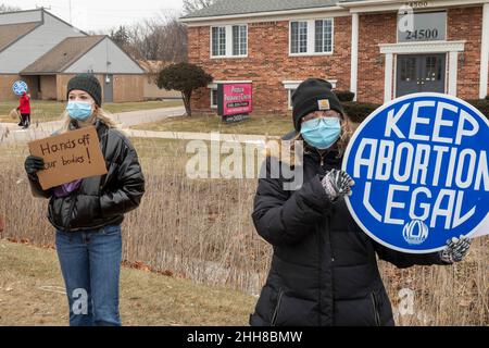 Southfield, Michigan - Abtreibungsrechtler pickern das Problem Pregnancy Centre, das sie als eine "falsche Klinik" mit einem Anti-Abtreibungsagent bezeichnen Stockfoto