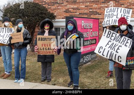 Southfield, Michigan - Abtreibungsrechtler pickern das Problem Pregnancy Centre, das sie als eine "falsche Klinik" mit einem Anti-Abtreibungsagent bezeichnen Stockfoto