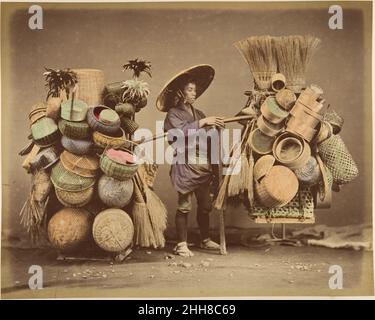 [Japanischer Mann posiert mit Körben, Besen und Federdustern] 1870s Unbekannt. [Japanischer Mann posiert mit Körben, Besen und Federdustern] 288534 Stockfoto