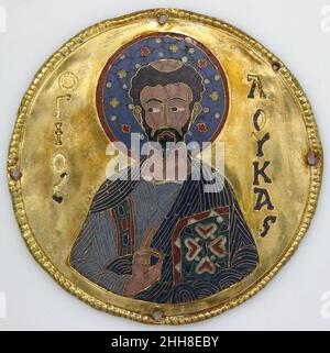 Medaillon mit dem Heiligen Lukas aus einem Ikonenrahmen ca. 1100 Byzantine Diese neun Medaillons stammen aus einer Gruppe von zwölf, die einst eine Ikone des Erzengels Gabriel umgab. Die Medaillons können als Geschenk vom byzantinischen Hof an den benachbarten christlichen Staat Georgien geschickt worden sein. Die drei Medaillons auf der Oberseite bilden eine Deesis, mit Christus zwischen der Jungfrau und dem heiligen Johannes dem Vorläufer (dem Täufer). Unten ist die Hierarchie der Kirche: Apostel (die heiligen Petrus und Paulus), Evangelisten (die heiligen Matthäus und Lukas), Theologen (der heilige Johannes der Theologe) und, über die Basis hinweg, militärische Heilige Stockfoto