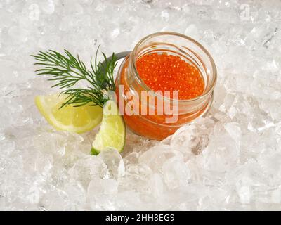 Roter Lachs oder Forellenkaviar auf Eis Stockfoto