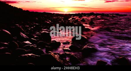 Sonnenaufgang entlang der felsigen Küste von Neuengland Stockfoto