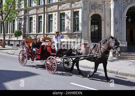 Pferdekutschenfahrt auf der Rue Saint-Louis Street in der Altstadt von Quebec City, Quebec QC, Kanada. Stockfoto