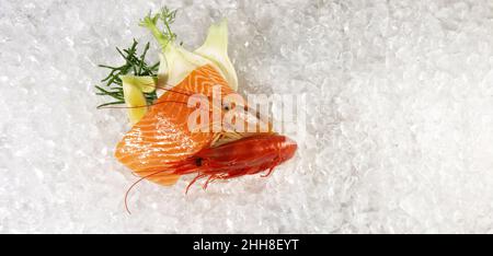 Rohes Lachsfiletsteak mit Tigergarnelen, Gamba Carabinero und Garnelen auf Eis mit weißem Hintergrund Stockfoto