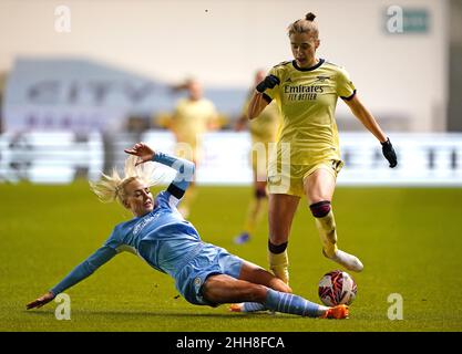 Alex Greenwood von Manchester City (links) versucht beim Spiel der Barclays FA Women's Super League im Manchester City Academy Stadium, Manchester, gegen Vivianne Miedema von Arsenal anzugreifen. Bilddatum: Sonntag, 23. Januar 2022. Stockfoto