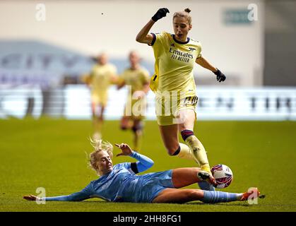 Alex Greenwood von Manchester City (links) versucht beim Spiel der Barclays FA Women's Super League im Manchester City Academy Stadium, Manchester, gegen Vivianne Miedema von Arsenal anzugreifen. Bilddatum: Sonntag, 23. Januar 2022. Stockfoto