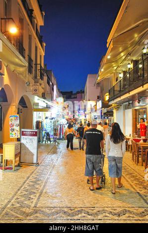 Straßenszene in der Abenddämmerung, Candido des Reis, Albufeira, Algarve-Region, Portugal Stockfoto