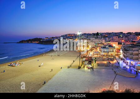 Blick auf die Altstadt in der Abenddämmerung, Albufeira, Algarve, Portugal Stockfoto