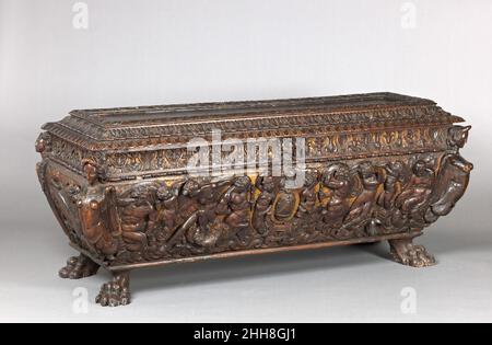 Cassone Ca. 1550–80 (umgebaut, mit späteren Ergänzungen) Italienisch (Toskana oder Rom?). Cassone. Italienisch (Toskana oder Rom?). Ca. 1550–80 (umgebaut, mit späteren Ergänzungen). Nussbaum, geschnitzt und teilweise vergoldet. Holzmöbel Stockfoto