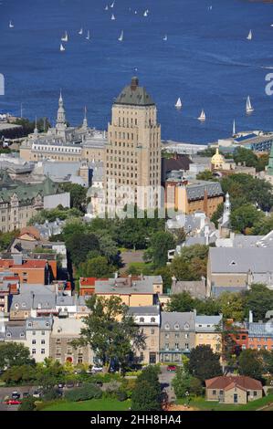 EDIFICE Price Building mit Blick auf das Weltkulturerbe der Altstadt von Quebec und den St. Lawrence River im Sommer, Quebec QC, Kanada. Stockfoto