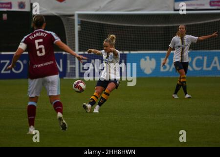London, Großbritannien. 23rd Januar 2022. London, England, 23rd. November 2 Izzy Christiansen (8 Everton) spielt den Ball während des Spiels der FA Womens Super League zwischen West Ham Utd und Everton im Chigwell Construction Stadium in London, England Credit: SPP Sport Press Photo. /Alamy Live News Stockfoto