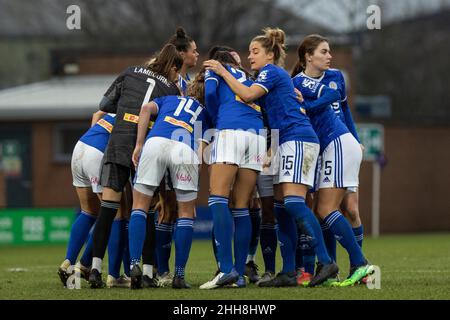 Burton, Großbritannien. 23rd Januar 2022. Burton, England, 23rd. Januar 20 Spieler aus Leicester City bilden im WSL-Spiel zwischen Leicester City und Aston Villa im Pirelli-Stadion einen Kreis Gareth Evans/SPP Credit: SPP Sport Press Photo. /Alamy Live News Stockfoto