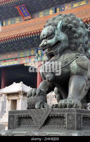 Kaiserlicher Schutzlöwe im kaiserlichen Palast der Verbotenen Stadt 紫禁城, Peking, China. Stockfoto