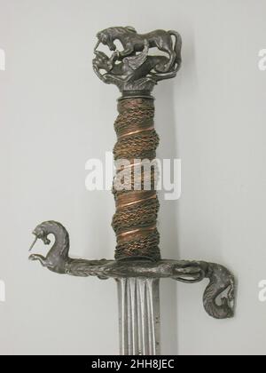 Smallsword ca. 1650 Holländisch Anfang des 17. Jahrhunderts begann der Greifvod, ein langes, schlankes, thrusting Schwert, als die Waffe der Wahl des Herrn zu dominieren. Im Laufe des Jahrhunderts jedoch, als zivile Fechttechniken immer spezialisierter und verfeinert wurden, entwickelte sich der Vergewaltiger zu einer leichteren, abgespeckten Waffe, die etwa 1700 als das Kleinschwert bekannt war. Smallschwerter, oft reich verziert, blieben ein fester Bestandteil der Garderobe eines Gentleman, bis das Tragen von Schwertern in zivilen Umgebungen Ende des 18. Jahrhunderts aus der Mode kam, zu welcher Zeit Pistolen s ersetzten Stockfoto