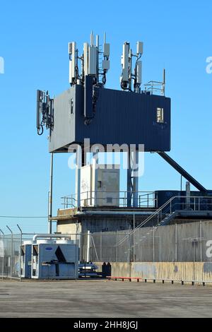 Basisstation für Mobiltelefone mit einer Gruppe von Repeatern, die sich auf einem Einkaufszentrum in Melbourne, Australien, befindet. Stockfoto