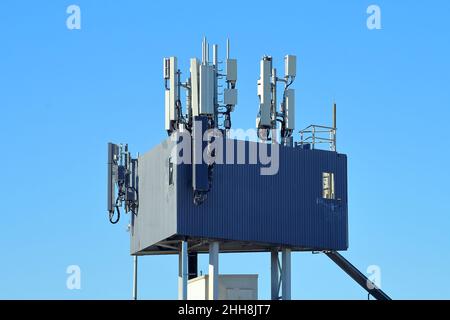 Basisstation für Mobiltelefone mit einer Gruppe von Repeatern, Melbourne, Australien. Stockfoto