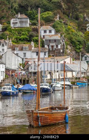 Segelschiff mit Hochmast in Polperro Hafen Cornwall UK Stockfoto