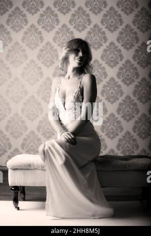 Mode Studio Schuss Frau mit Frisur in Abendkleid Stockfoto