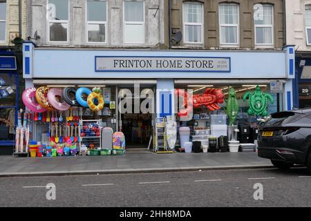 30. August 2021 - Frinton-on-Sea Essex: Lokales Baumarkt, das Kunststoffe verkauft Stockfoto