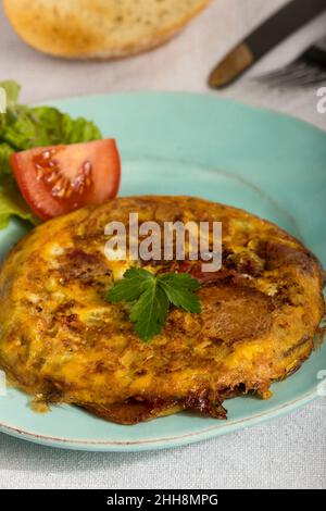 Tortilla espanola auf einem Teller Stockfoto