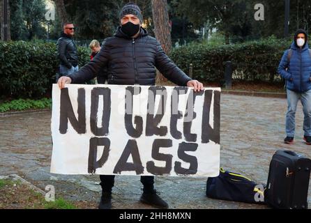 Aktivisten protestieren am 22. Januar 2022 in Rom, Italien, gegen das Zertifikat „Green Pass“ Covid 19. Nach den neuesten Regeln der italienischen Regierung, in Cafés, Restaurants, U-Bahnen, Busse, Züge, Fähren, Kinos, Theater, Museen, Fitness-Studios, Schwimmbäder, ist obligatorisch die "Super Green Pass"-Zertifikat, das nur mit 2 oder 3 Covid 19 Impfdosen oder durch die Heilung von der Infektion erhalten werden kann. Auf der anderen Seite, um Universitäten, Büros, Banken, Gefängnisse, Und Friseure und Nagelstudios müssen unbedingt das „Standard Green Pass“-Zertifikat vorweisen, das auch W erhalten werden kann Stockfoto