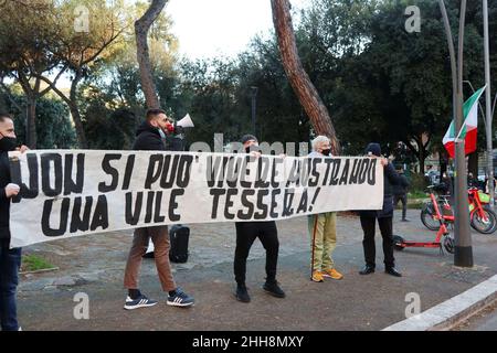 Aktivisten protestieren am 22. Januar 2022 in Rom, Italien, gegen das Zertifikat „Green Pass“ Covid 19. Nach den neuesten Regeln der italienischen Regierung, in Cafés, Restaurants, U-Bahnen, Busse, Züge, Fähren, Kinos, Theater, Museen, Fitness-Studios, Schwimmbäder, ist obligatorisch die "Super Green Pass"-Zertifikat, das nur mit 2 oder 3 Covid 19 Impfdosen oder durch die Heilung von der Infektion erhalten werden kann. Auf der anderen Seite, um Universitäten, Büros, Banken, Gefängnisse, Und Friseure und Nagelstudios müssen unbedingt das „Standard Green Pass“-Zertifikat vorweisen, das auch W erhalten werden kann Stockfoto