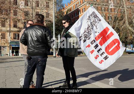 Aktivisten protestieren am 22. Januar 2022 in Rom, Italien, gegen das Zertifikat „Green Pass“ Covid 19. Nach den neuesten Regeln der italienischen Regierung, in Cafés, Restaurants, U-Bahnen, Busse, Züge, Fähren, Kinos, Theater, Museen, Fitness-Studios, Schwimmbäder, ist obligatorisch die "Super Green Pass"-Zertifikat, das nur mit 2 oder 3 Covid 19 Impfdosen oder durch die Heilung von der Infektion erhalten werden kann. Auf der anderen Seite, um Universitäten, Büros, Banken, Gefängnisse, Und Friseure und Nagelstudios müssen unbedingt das „Standard Green Pass“-Zertifikat vorweisen, das auch W erhalten werden kann Stockfoto