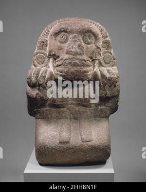 Cihuateotl 15th–Anfang des 16th. Jahrhunderts Azteken Diese Steinskulptur zeigt eine sitzende weibliche Figur, die einen schlichten Rock und einen einfachen geknüpften Gürtel trägt. Ihr schädelähnliches Gesicht mit seinen großen, kreisförmigen Augen, offenem Mund und freiliegenden Zähnen, Wird von einer Masse von ungepflegten Haaren, die in Wirbel und Wendungen gehauen sind, eingerahmt. Ihre furchteinflößenden Krallen, die sich nach vorne lehnen, werden an den Seiten ihrer Brust hochgehoben, als ob sie bereit wären, eine unsichtbare Beute zu ergreifen.unter den Azteken soll eine Frau in der Wehen den Geist ihres neugeborenen Kindes "gefangen" haben, ähnlich wie ein Krieger seinen Gegner im Kampf gefangen nimmt. Aber wenn eine Frau starb während der Geburt Stockfoto