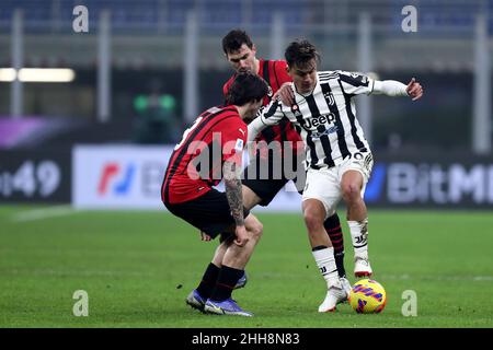 Mailand, Italien. 23rd Januar 2022. Paulo Dybala von Juventus FC und Brahim Diaz von AC Mailand kämpfen während der Serie A im Stadio Giuseppe Meazza am 23. Januar 2022 in Mailand, Italien, um den Ball. Quelle: Marco Canoniero/Alamy Live News Stockfoto