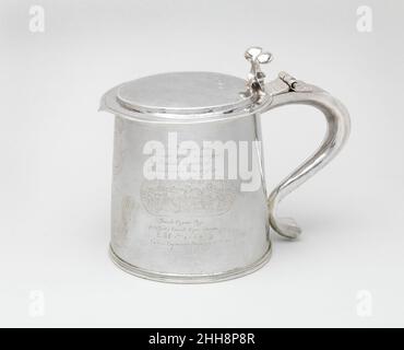 TANKARD mit eingravierten Szenen der Großen Pest und des Großen Feuers von London 1673/74 O S British die auf diesen Tankards eingravierten Szenen zeigen die traumatischen Ereignisse des Feuers von London (1666) und der Großen Pest (1665). Die Tankards wurden als Geschenke an die Freunde von Sir Edmund Berry Godfrey in Auftrag gegeben, der in Anerkennung seiner Verdienste um die Stadt zum Ritter geschlagen wurde. Er wurde später ermordet, vielleicht von Parteien, die Karl II. Stürzen und die katholische Herrschaft wiederherstellen wollten. TANKARD mit eingravierten Szenen der Großen Pest und des Großen Feuers von London. Großbritannien, London. 1673/74. Silber. M Stockfoto